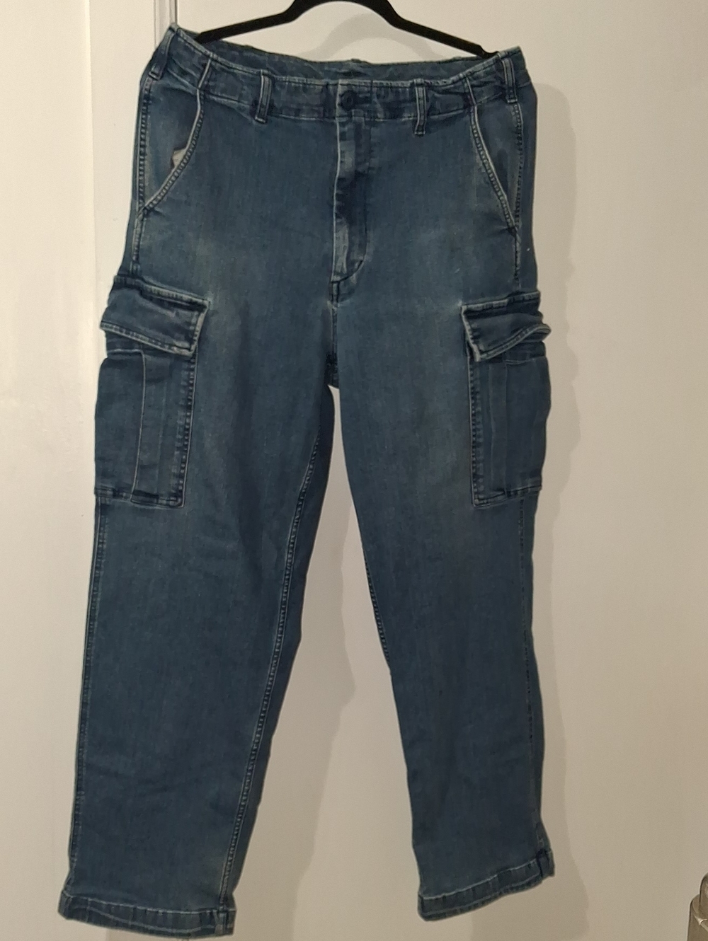 Uniqlo Men's Denim Cargo Jeans in Medium Blue